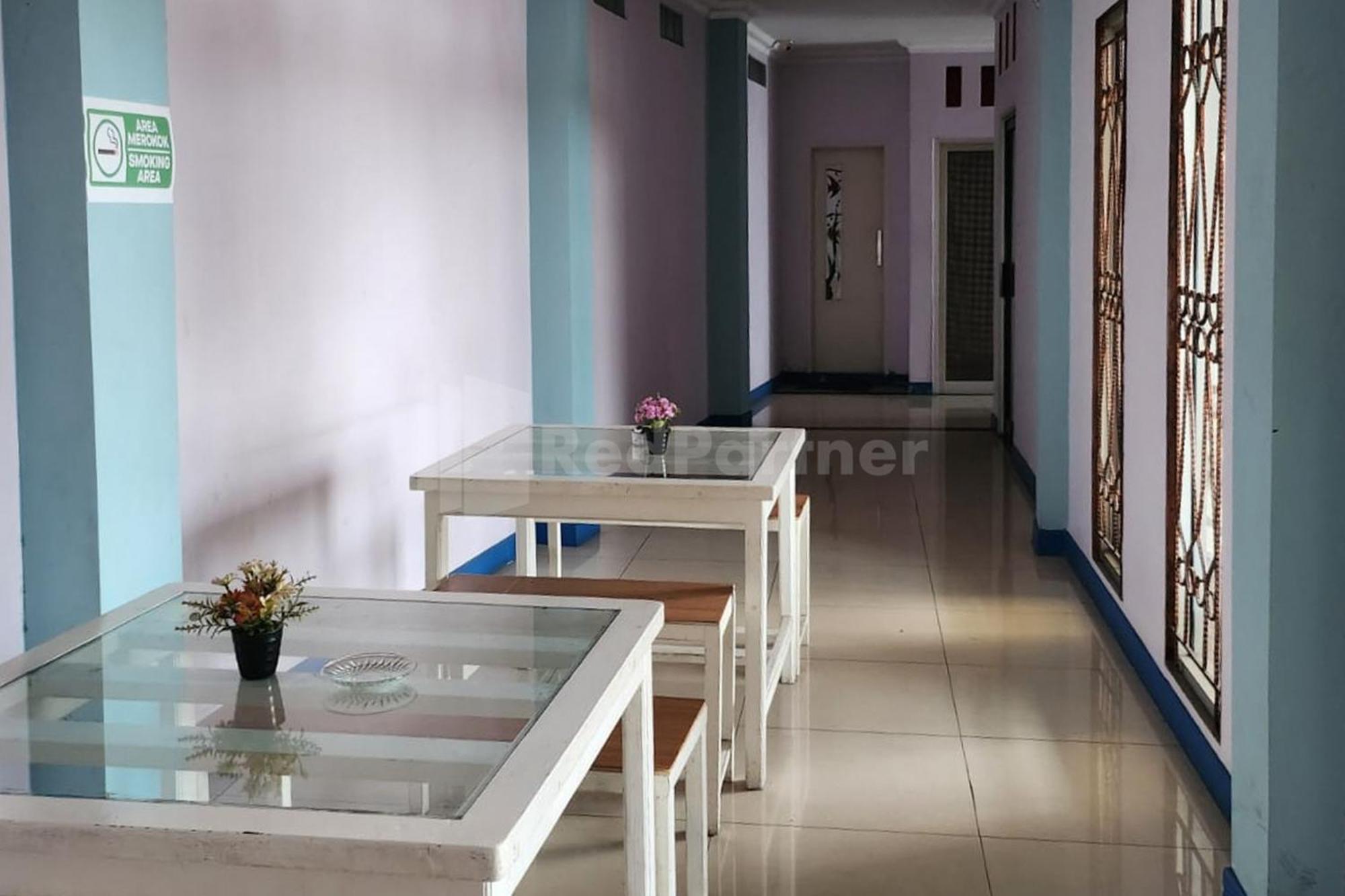Puspita Homestay Mitra Reddoorz Bekasi Exterior foto