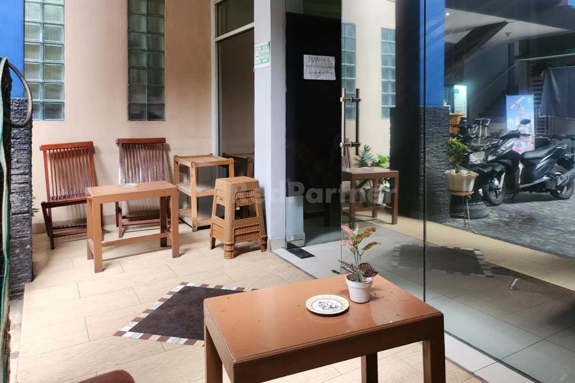 Puspita Homestay Mitra Reddoorz Bekasi Exterior foto